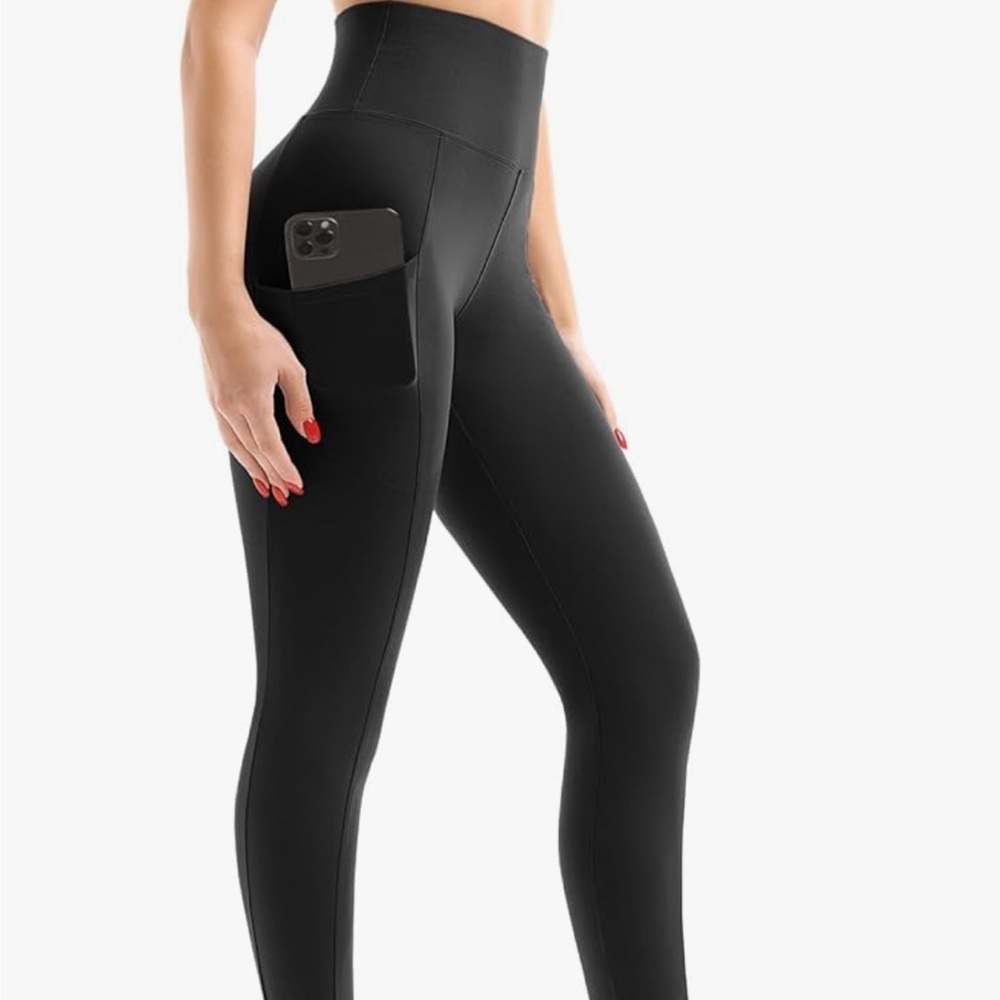 High-Waisted Black Leggings with Pocket